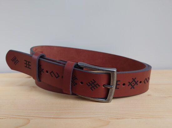 Gaiši brūna ādas josta ar zīmēm. 40 mm.